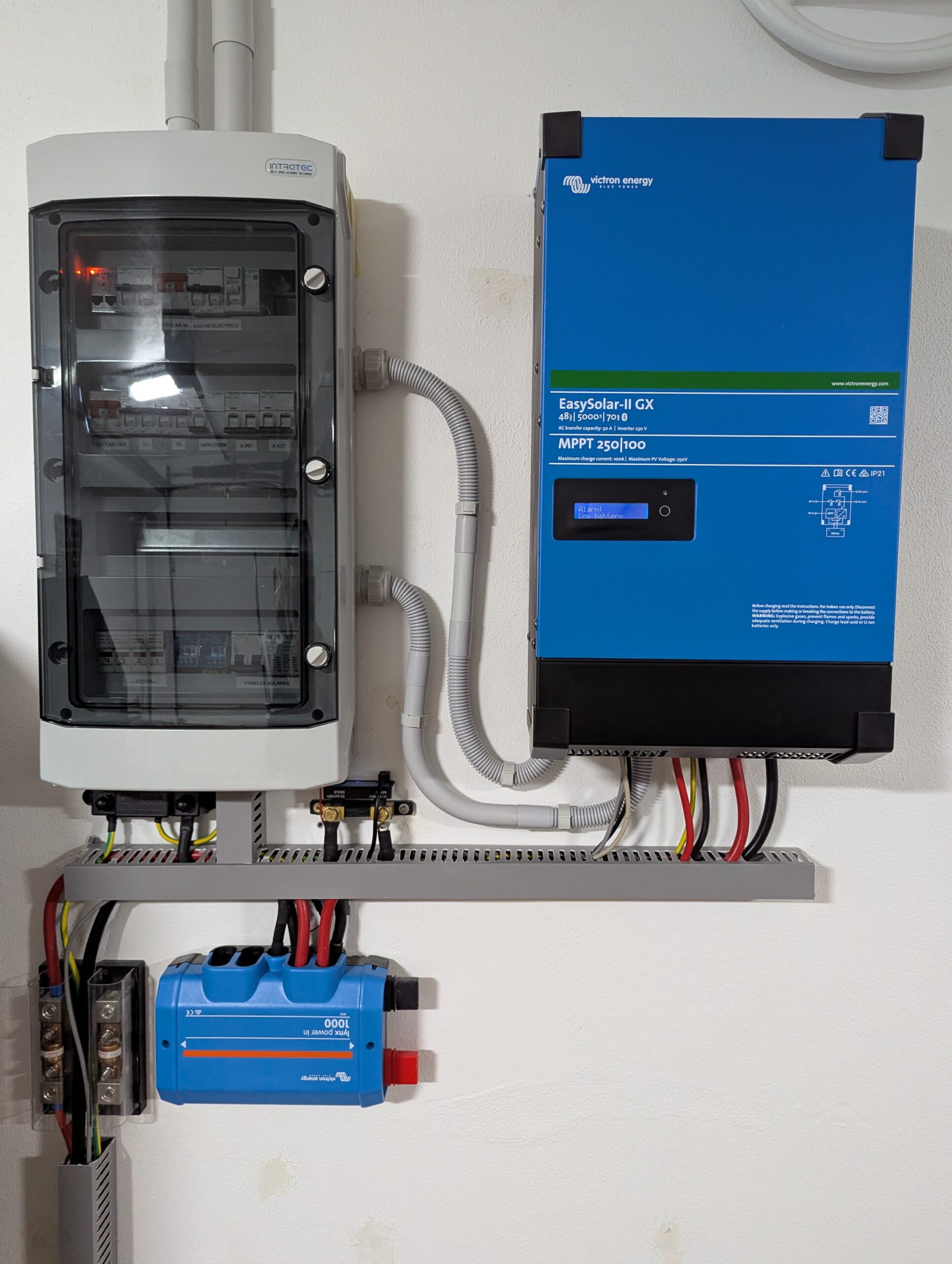 Instalación Victron con protecciones eléctricas y fusibles clase T realizada por Soluciones Baterías Solares